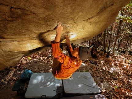 B L O Q 1° Meeting di arrampicata sui massi della Valle Po - B L O Q 11 e 12 ottobre 2008 Mombracco (Sanfront)