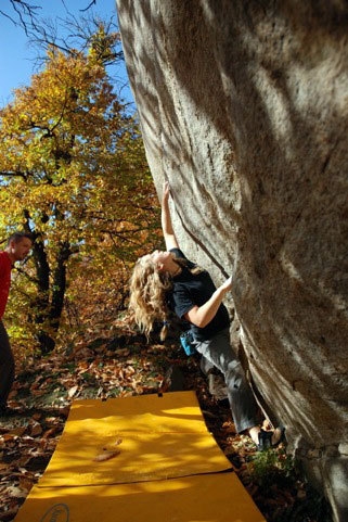 B L O Q 1° Meeting di arrampicata sui massi della Valle Po - B L O Q 11 e 12 ottobre 2008 Mombracco (Sanfront)