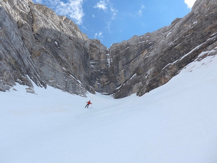 Sas dles Diesc, Fanes, Dolomites - Simon Kehrer and Roberto Tasser on 14/04/2014 skiing down Sasso delle Dieci: after the abseils the route skis down the central slopes