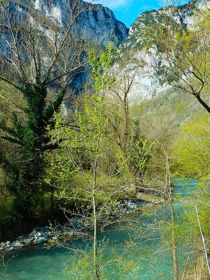 Sulfuria, Gola di Frasassi - Durante l'avvicinamento alla falesia