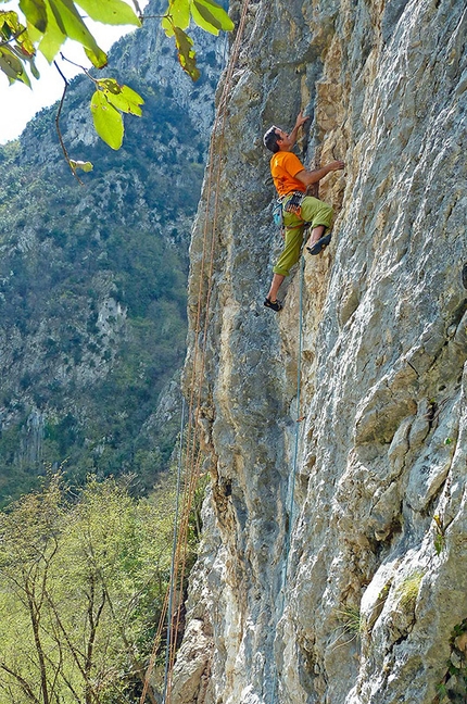 Sulfuria, Gola di Frasassi - Maurizio Oviglia mentre libera la via appena chiodata.