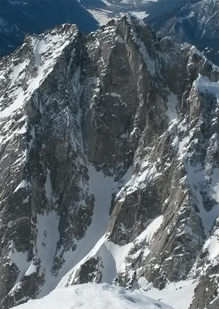 Collaspro, Alpi Pusteresi - Cima Collaspro. Seltene Erden sale l'evidente goulotte sulla sinistra fino al colle.