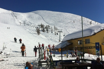 Freeride, valanghe & Co - Una tipica immagine del panettone del Bric Rond a Prali: più tracce fuoripista che in pista :)