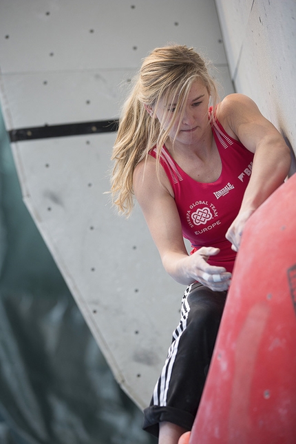 Coppa del Mondo Boulder 2014 - Shauna Coxsey durante la quarta tappa della Coppa del Mondo Boulder 2014