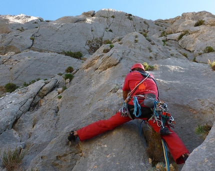 Arrampicata in Sardegna: Supramonte - Luigi Scema in apertura su Schiavi senza Padrone, (VI+/VII-, 370m, Gianluca Piras, Luigi Scema 24-25/10/2013) Punta Cucuttos, Parete Ovest, Gola di Gororroppu