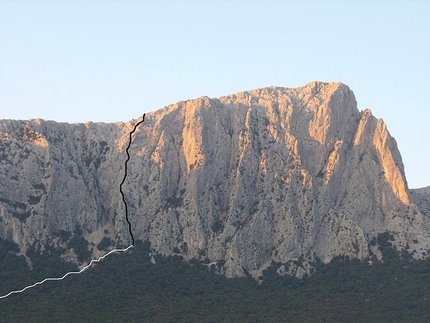 Climbing in Sardinia: Supramonte - Nati con la camicia (7b, 460m, Ivan Feller, Luca Ondertoller, 2010) Punta Cusidore