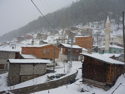 Kaçkar Dagi scialpinismo, Turchia - La mattina dopo ci svegliamo con la neve che viene giù fitta come da previsioni meteo.