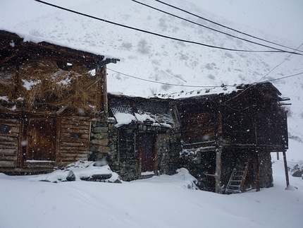 Kaçkar Dagi scialpinismo, Turchia - Dopo aver percorso circa 6 km e un dislivello di soli 300m, con qualche chilo di zoccolo di neve formatosi sotto gli sci, arriviamo all?ultimo villaggio in fondo alla valle Olunglar, dove d?inverno abitano solo tre persone che gestiscono un?altra piccola pensione.