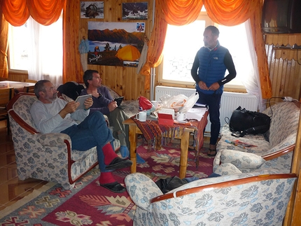 Kaçkar Dagi scialpinismo, Turchia - Più o meno alle tre del pomeriggio tutti rientrano nella guesthouse: noi, il gruppone di Belgi con le loro due guide e i tre tedeschi che sono qui per preparare un servizio per una rivista. (9)