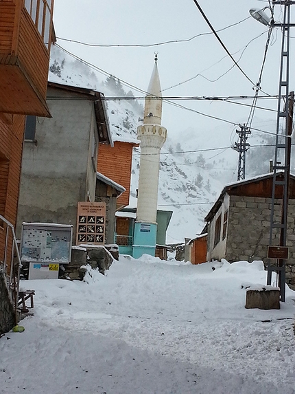 Kaçkar Dagi scialpinismo, Turchia - Il giorno seguente ci svegliamo con 15 cm di neve fresca caduta in paese durante la notte e una mattina che si presenta di nuovo limpida