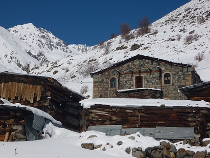 Kaçkar Dagi scialpinismo, Turchia - L'attraversamento del paese ci permette di scoprire dettagli sempre nuovi: qualche casa armena in pietra abbandonata in mezzo alle case turche di legno...