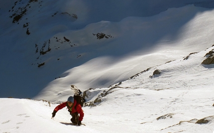 Testa di Valnontey - Davide Capozzi and Julien Herry snowboarding the NE Face of Testa di Valnontey on 19/05/2014