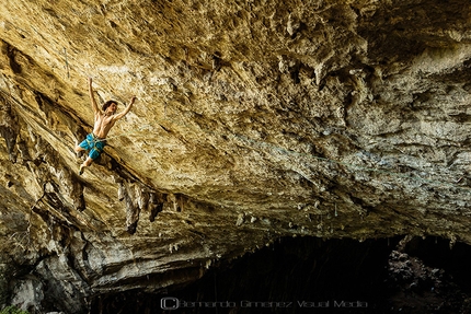 Adam Ondra - Adam Ondra sale a-vista Il Domani 9a, Baltzola, Spagna.