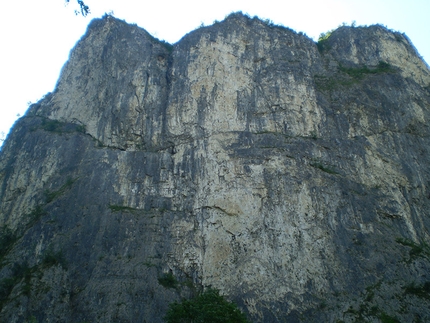 Arrampicata in Valsugana - L'imponente parete nord-ovest del Col del Molton