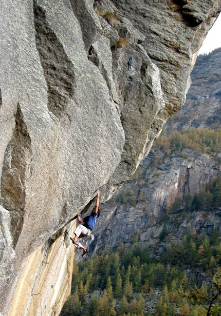 Valle dell'Orco - Adriano Trombetta libera 'L'attacco dei cloni' sulla parete del Sergent in Valle dell'Orco