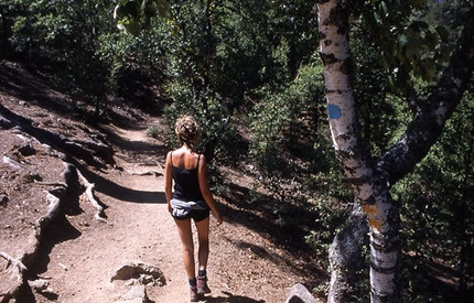 Corsica trekking - Radule waterfall - Follow the blue markers at the start of the walk.