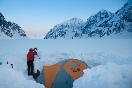 Stairway to Heaven, Mount Johnson, Alaska - Ryan Jennings e Kevin Cooper durante la prima salita di Stairway to Heaven (A1, M6, WI4, AI5+, X, 1200m, 01-04/05/2014) Mt. Johnson, Ruth Gorge, Alaska