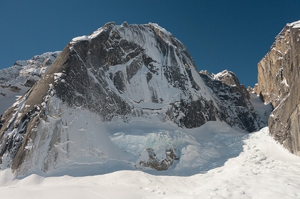 Stairway to Heaven, Mount Johnson, Alaska - Ryan Jennings e Kevin Cooper durante la prima salita di Stairway to Heaven (A1, M6, WI4, AI5+, X, 1200m, 01-04/05/2014) Mt. Johnson, Ruth Gorge, Alaska