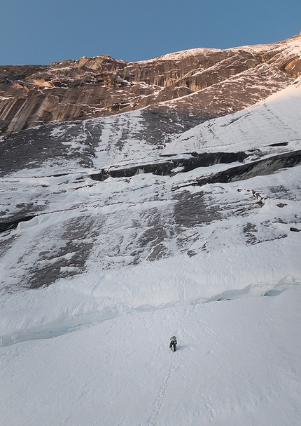 Stairway to Heaven, Mount Johnson, Alaska - Ryan Jennings e Kevin Cooper durante la prima salita di Stairway to Heaven (A1, M6, WI4, AI5+, X, 1200m, 01-04/05/2014) Mt. Johnson, Ruth Gorge, Alaska