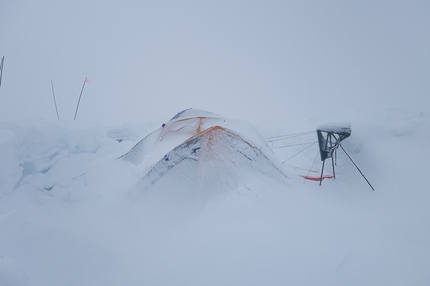 Stairway to Heaven, Mount Johnson, Alaska - Ryan Jennings e Kevin Cooper durante la prima salita di Stairway to Heaven (A1, M6, WI4, AI5+, X, 1200m, 01-04/05/2014) Mt. Johnson, Ruth Gorge, Alaska