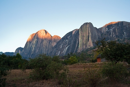 Tsaranoro, Madagascar - Dancing with the World (350m, 6c+, Duncan Fraser, Leonard le Roux, Benjamin de Charmoy 06/2013) Tsaranoro, Madagascar