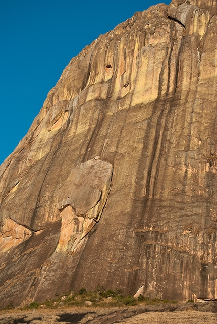 Tsaranoro, Madagascar - Dancing with the World (350m, 6c+, Duncan Fraser, Leonard le Roux, Benjamin de Charmoy 06/2013) Tsaranoro, Madagascar