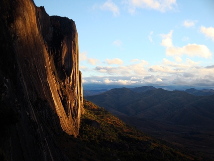 Tsaranoro, Madagascar - Dancing with the World (350m, 6c+, Duncan Fraser, Leonard le Roux, Benjamin de Charmoy 06/2013) Tsaranoro, Madagascar