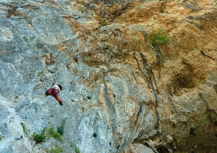 Climbing in Greece, between Epirus and Thessaly - A small section of the Emin Ata cave, almost 60m high, close to Ioannina.