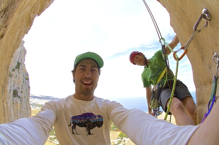 Monte Monaco, San Vito Lo Capo - Sonnie Trotter e Tommy Caldwell durante l'apertura di You Cannoli Die Once (7c/+, 6 tiri), Monte Monaco, San Vito Lo Capo, Sicilia.