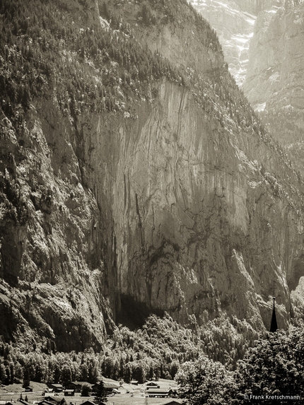 Alexander Megos - Durante la prima salita di Fly (8c, 550m Alexander Megos,Roger Schäli, Frank Kretschmann, David Hefti 04-08/2014), Staldeflue, Lauterbrunnental, Svizzera.