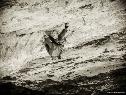 Alexander Megos - Durante la prima salita di Fly (8c, 550m Alexander Megos,Roger Schäli, Frank Kretschmann, David Hefti 04-08/2014), Staldeflue, Lauterbrunnental, Svizzera.