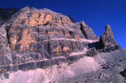 Tofana di Rozes - La grande parete ovest della Tofana di Rozes con a sinistra il pilastro dove corrono ‘Quel calcare nell’anima’ e ‘Mai molar!