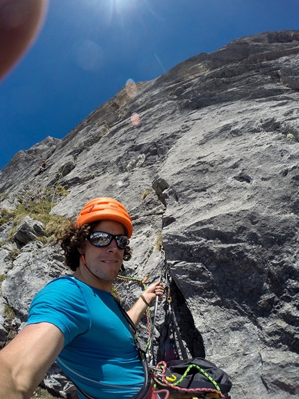 Wenden - Verso la parte alta della via: Silvan Schüpbach & Luca Schiera durante la prima salita di El Gordo (6c/7a, 450m, Wendenstöcke, Svizzera