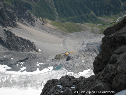 Monte Zebrù - Il rifugio V Alpini visto dalla cima del Monte Zebrù