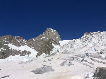 Cicci, Val Ferret, Monte Bianco - Durante l'apertura di Cicci (7a+, 8 tiri, François Cazzanelli, Marco Bernardi, Marco Farina), Val Ferret, Monte Bianco.