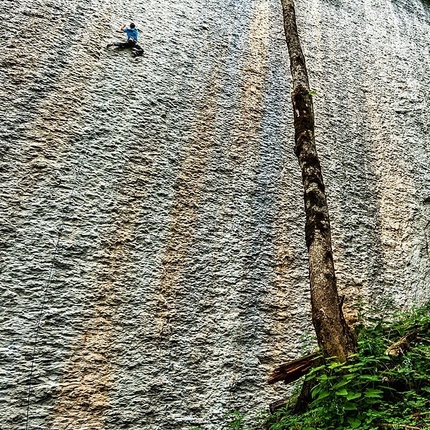 Jonathan Siegrist climbs Speed Intégrale at Voralpsee