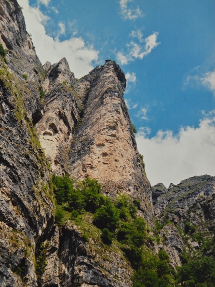 Soglio D'Uderle, Monte Pasubio, Piccole Dolomiti - La prua del Soglio d'Uderle dal basso. Ben visibile nel mezzo il Diedro Pozzo-Padovan. A destra i tetti gialli di Miss Pasubio