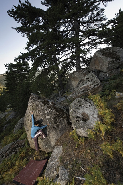 Bouldering in Corsica - Laurence Guyon, plateau of Alzu, Restonica