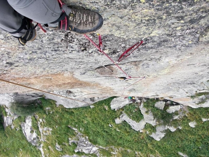 Baba Jaga, Pinnacolo di Maslana, Diego Pezzoli - The line from above on pitch 1