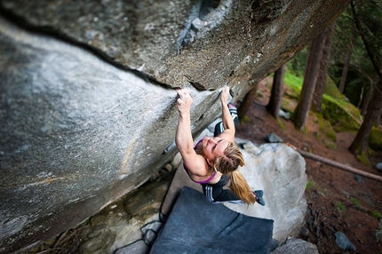 Shauna Coxsey - Shauna Coxsey sale new Base Line a Magic Wood, Svizzera. La climber inglese ha impiegata soltanto 5 giorni per venire a capo di questo boulder di 8B+