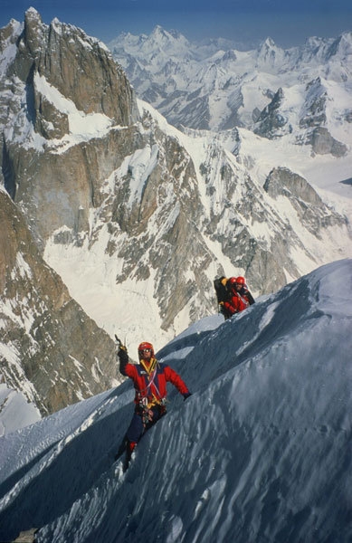 Alexander Huber - Sulla cresta sommitale del Latok II. Dopo 1000m di granito finalmente vincino alla cima, 7108m.