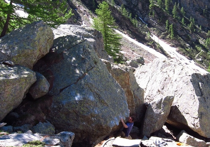 Massi della Luna - Alta Valle Gesso - Cuneo Alps - Alessandro Penna climbing Dance