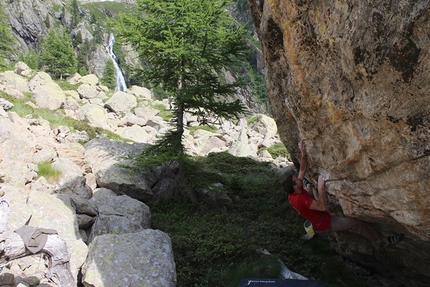 Massi della Luna - Alta Valle Gesso - Cuneo Alps - Alessandro Penna attempting at project on Masso la Grande Patata (highball)