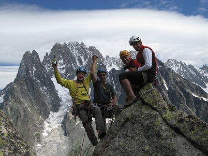 Michel Piola - Michel Piola, Gerard Hopfgartner, Pascal Strappazzon e Vincent Sprungli brindano in vetta all'anniversario per i 25 anni di Marchand de Sable sulla Tour Rouge, una delle vie più famose aperte da Piola.