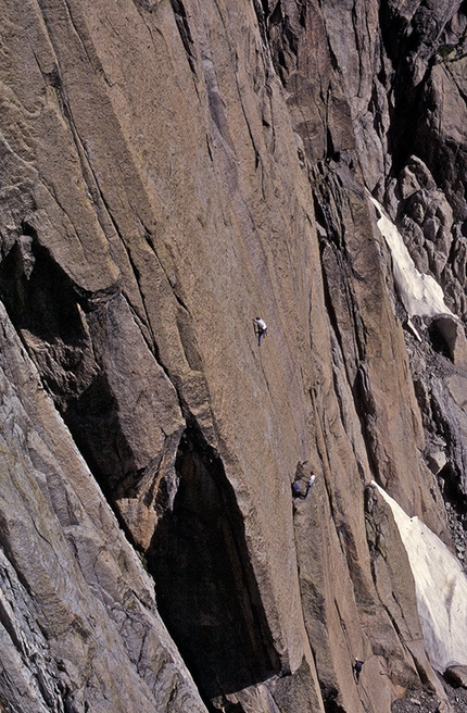 La splendida via Pedro Polar ripresa da Charlotte for Ever, entrambe aperte da Michel Piola sopra il rifugio - The splendid route Pedro Polar taken from Charlotte for Ever. Both routes were established by Michel Piola above the refuge.