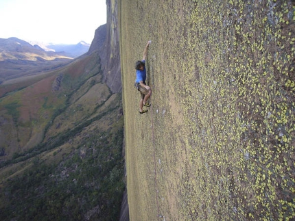 Tough Enough, Tsaranoro, Madagascar - Sylvain Millet salendo 8° tiro denominato Mora Mora e gradato 8b+, Tough Enough, Tsaranoro, Madagascar