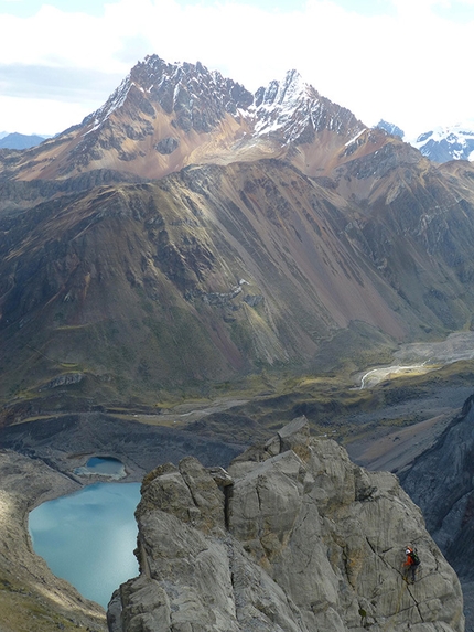 Cordillera Huayhuash, Peru - Carlo Cosi, Davide Cassol - Carlo su Laurapaq, parete NW del Jurauraju