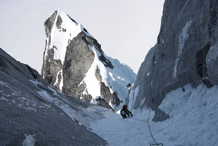 West Witches Tit, Alaska - John Frieh e Jess Roskelley durante la prima salita di No Rest For the Wicked, (IV+ AI6 M7, 29-30/05/2014)