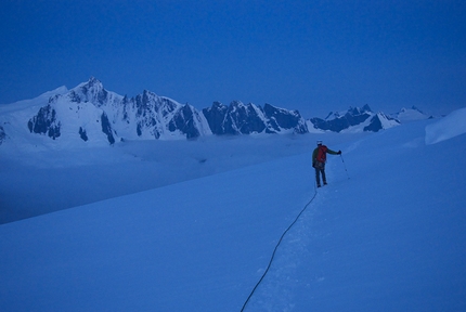 West Witches Tit, Alaska - John Frieh e Jess Roskelley durante la prima salita di No Rest For the Wicked, (IV+ AI6 M7, 29-30/05/2014)