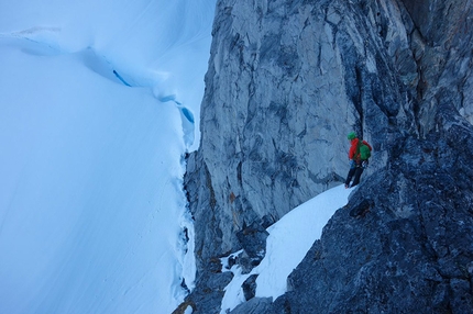 West Witches Tit, Alaska - John Frieh e Jess Roskelley durante la prima salita di No Rest For the Wicked, (IV+ AI6 M7, 29-30/05/2014)